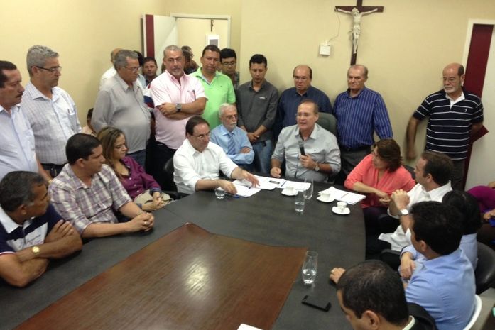 Em Arapiraca, Renan anuncia retomada de obras ao lado de Célia e Luciano