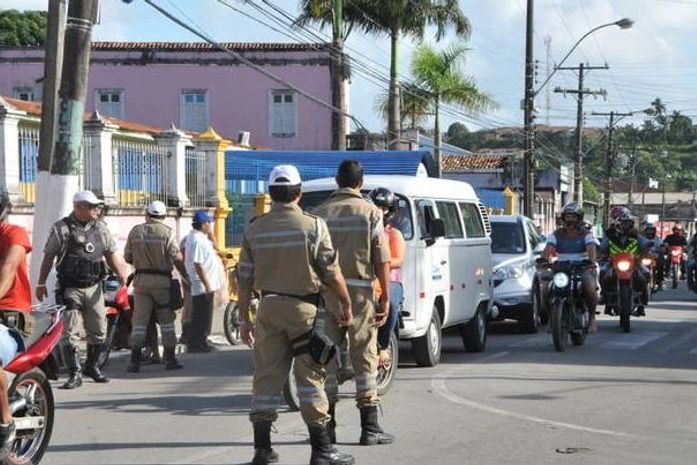 Operação integrada aborda 320 veículos no Benedito Bentes; 26 foram recolhidos