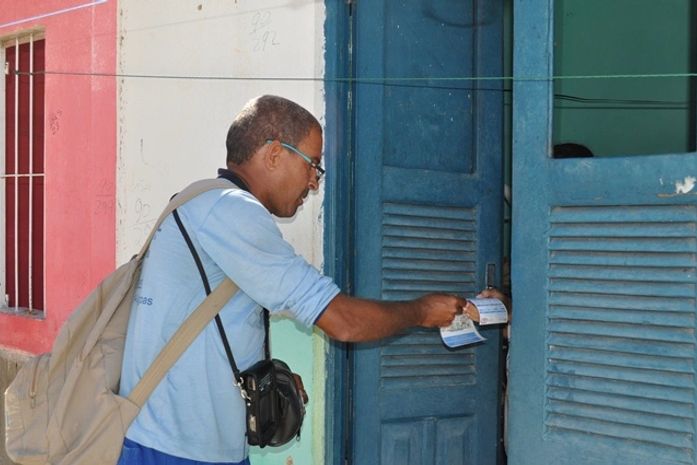Leiturista da Eletrobras entrega nova conta ao cliente