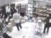 Câmera instalada na loja filmou a ação da dupla