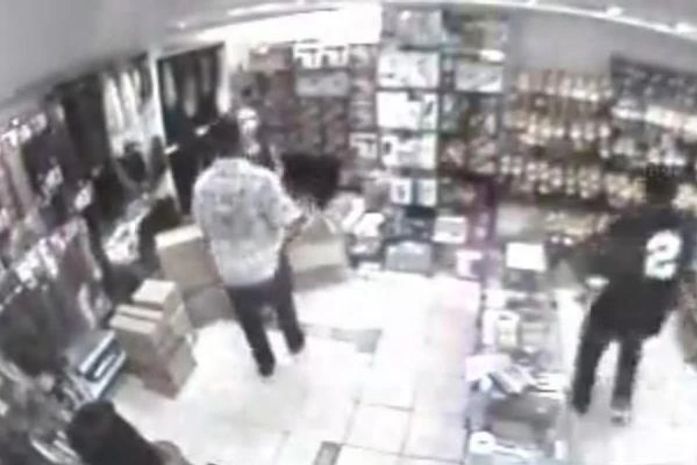 Câmera instalada na loja filmou a ação da dupla