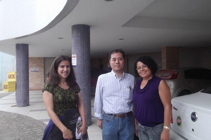 O jornalistaa Masakazu Hamasuna acompanhado de sua secretária (à direita) e assessora da vereadora Heloísa Helena (á esquerda)