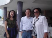 O jornalistaa Masakazu Hamasuna acompanhado de sua secretária (à direita) e Arísia Barros (à esquerda)