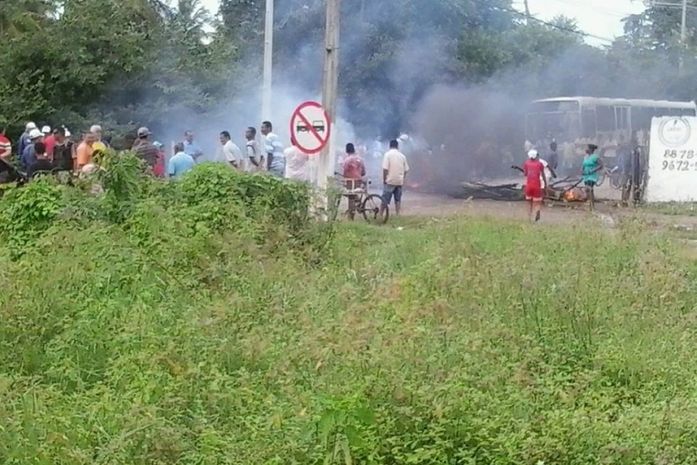 Falta de água há mais de uma semana leva moradores a bloquear rodovia