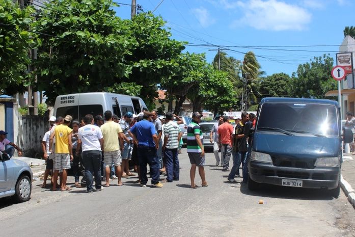 Contra supostos abusos de fiscalização, alternativos protestam em frente à prefeitura