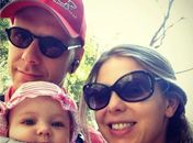 Fernando Scherer e Sheila Mello passeiam com a pequena Brenda
