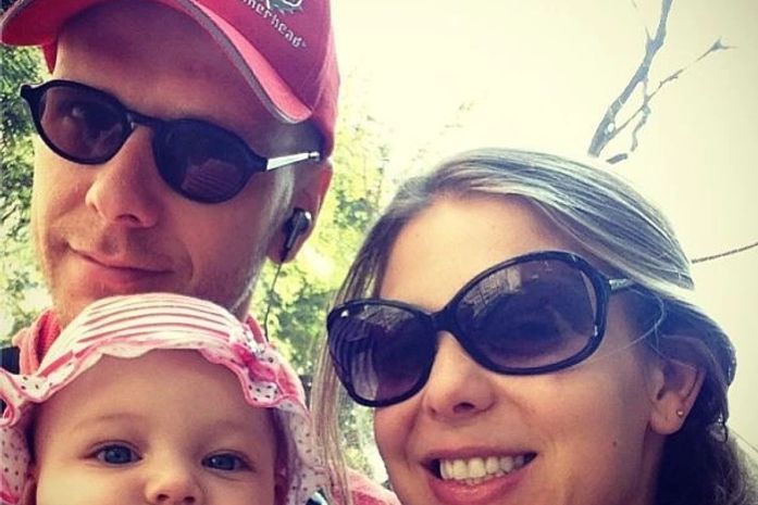 Fernando Scherer e Sheila Mello passeiam com a pequena Brenda