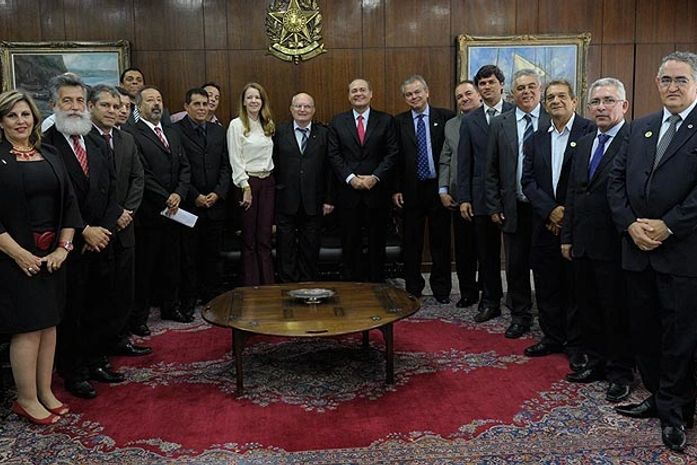 Renan garantiu aprovação do projeto em encontro com representantes dos lotéricos