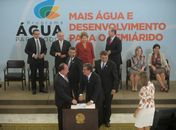 Prefeitos do Semi-Árido assinam “ Água para Todos” com presidenta Dilma