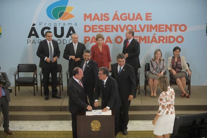 Prefeitos do Semi-Árido assinam “ Água para Todos” com presidenta Dilma
