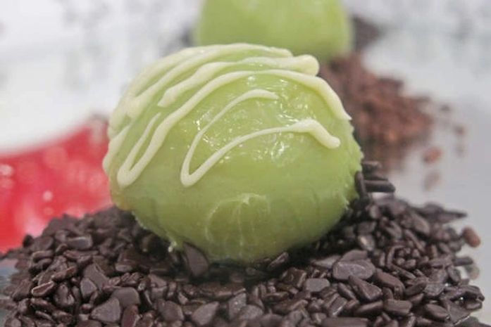 Delícia diferente! Aprenda a fazer brigadeiros com erva-cidreira e surpreenda