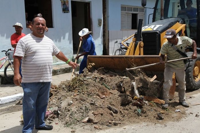 Prefeitura faz mutirão de limpeza para retirar entulhos nas ruas de Marechal