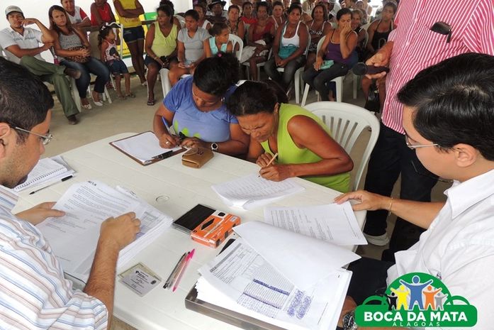 Fechado contratos para os beneficiários de casas doadas pela prefeitura de Boca da Mata