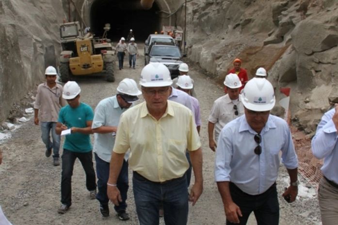 Governador inspeciona obra do Canal e vê avanços