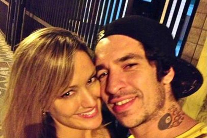 Alexandre Denaion relatou que, por volta da 0h05 da segunda-feira, ouviu um "barulho seco" de um tiro e a voz de Cláudia desesperada repetindo: "amor, você não fez isso". Ele conta que entrou no quarto onde Champignon guardava instrumentos, e viu a arma - uma pistola calibre 380 - na mão do músico, além de muito sangue. O caso acontece cerca de seis meses depois da morte de Alexandre Magno Abrão, o Chorão, amigo de infância e parceiro com quem Champignon teve desentendimentos na banda Charlie Brown Jr. Atualmente, se dedicava à banda A Banca.