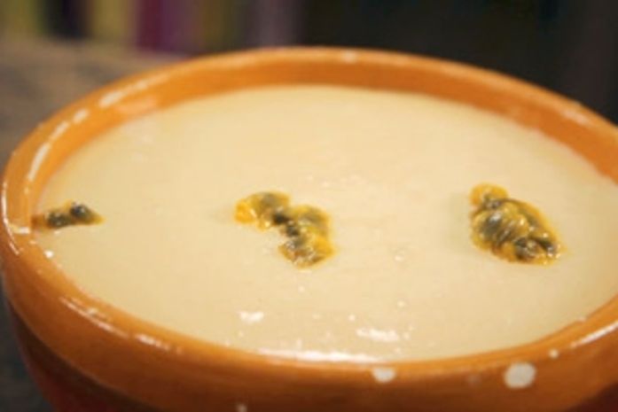 Mousse de maracujá é vapt-vupt e fica uma delícia; aprenda a fazer