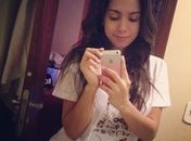 Quanta diferença! Anitta  posa de cara lavada para  dar boa noite aos fãs