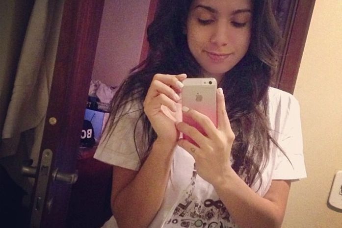 Quanta diferença! Anitta posa de cara lavada para dar boa noite aos fãs
