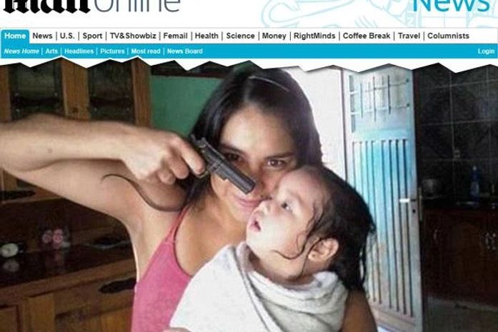 Foto de mulher apontando arma para um bebê gera revolta no Facebook