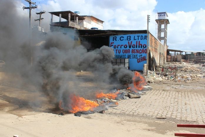 Comerciantes protestam contra descaso na infraestrutura no Mercado