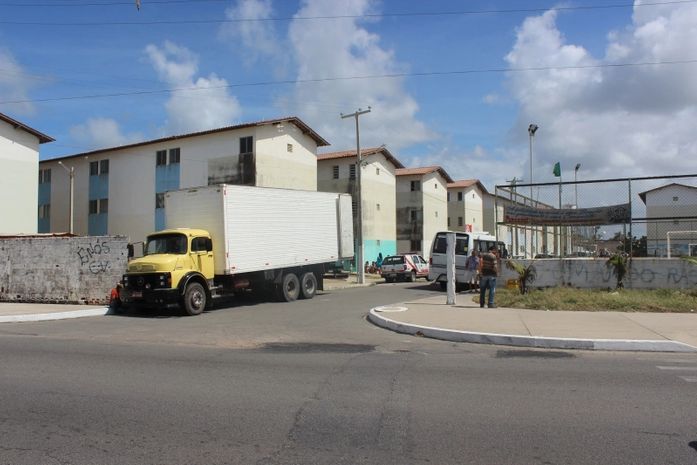 Famílias que invadiram conjunto habitacional começam a deixar as residências