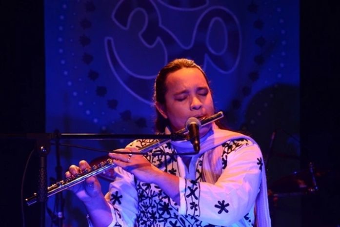 Músico Gama Júnior faz leitura brasileira da música indiana