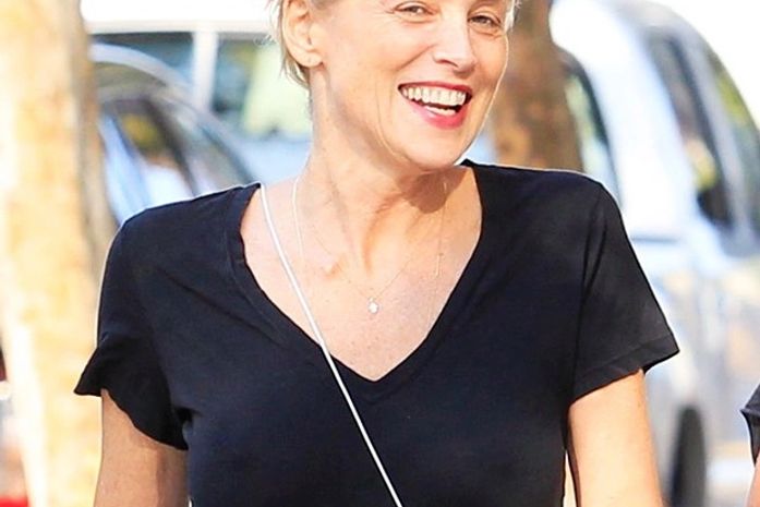 Aos 55 anos, Sharon Stone passeia sem maquiagem e sutiã