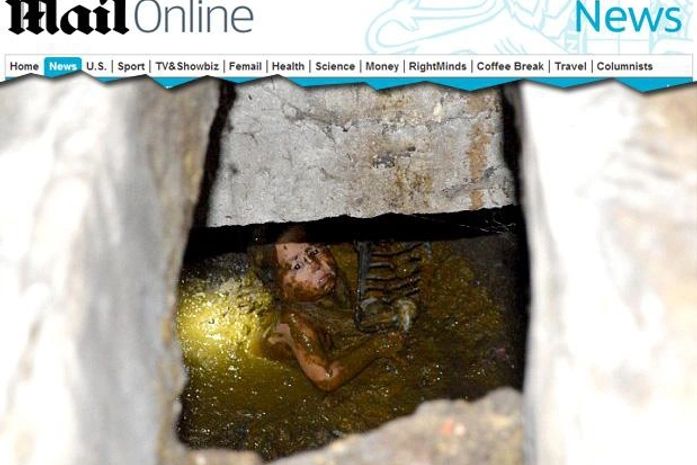 Menino cai em poço de excremento ao tentar usar banheiro público