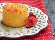Bolo de aipim leva coco, requeijão e a calda é feita com gengibre; anote