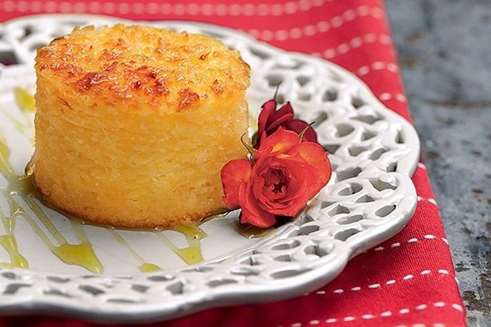 Bolo de aipim leva coco, requeijão e a calda é feita com gengibre; anote