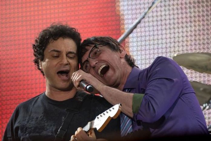 Roberto Frejat canta ao lado de Paulo Miklos durante show em homenagem a Cazuza, nesta sexta