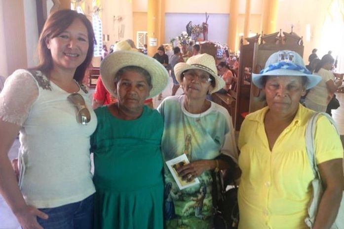 A primeira dama de Murici, Soraia Calheiros com as romeiras de sua cidade.