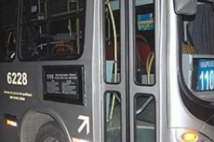 Motociclista morre após colidir contra coletivo e ser arrastado por trinta metros
