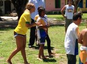 Beyoncé aproveita dia em Trancoso e toca com as crianças da região