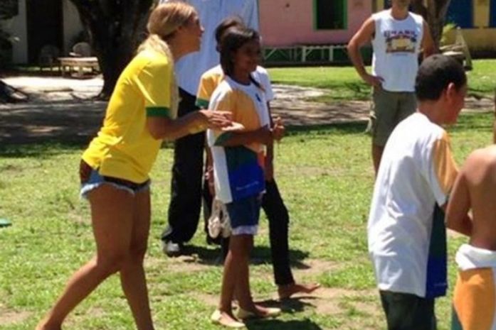 Beyoncé aproveita dia em Trancoso e toca com as crianças da região