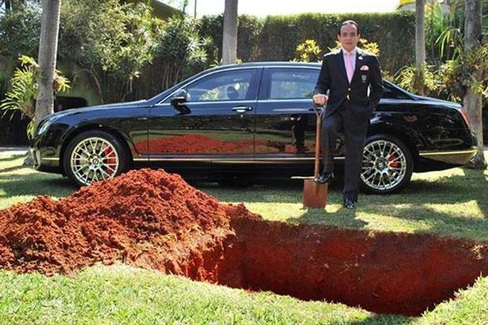 O bon vivant com uma pá ao lado do buraco que teoricamente cavou em sua mansão