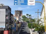 Colisão entre viatura da PM e táxi deixa uma mulher ferida no Centro