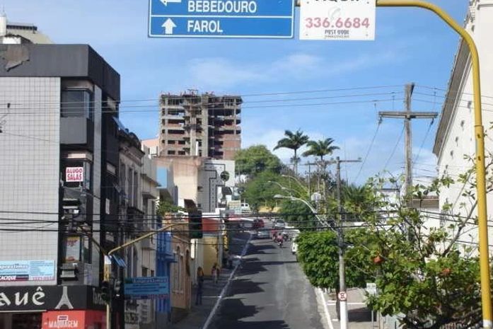 Colisão entre viatura da PM e táxi deixa uma mulher ferida no Centro