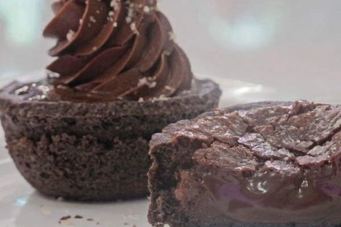 Imperdível! Faça tortinha de chocolate que leva creme de leite por cima