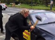 Insatisfeito com problemas do veículo, homem protesta marretando uma BMW 