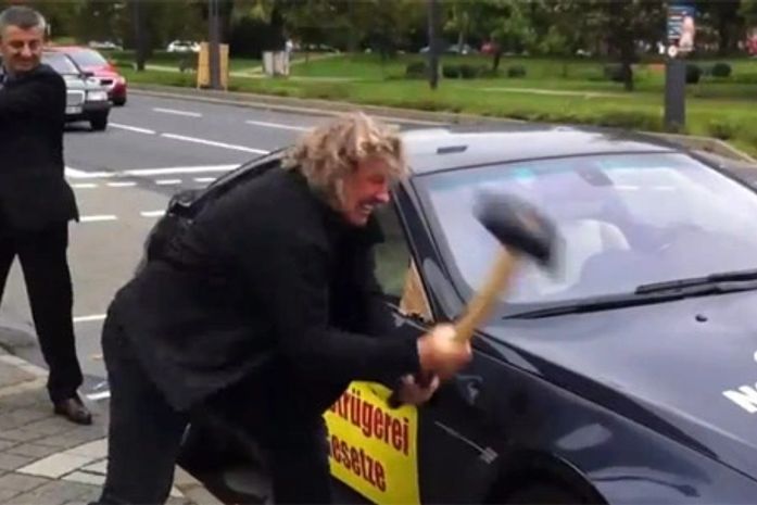 Insatisfeito com problemas do veículo, homem protesta marretando uma BMW