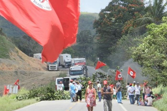 Movimento Sem Terra fecha BR-101 em Joaquim Gomes