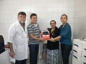 Dr. Márcio Mota, Sr. Cláudio(Represetante RC Medical), Diretora Administrativa Eva Vasconcelo e Secretária de Saúde Vânia Marinho com o aparelho desfibrilador