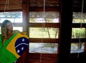 Beyoncé posa com um tapete estampado com a bandeira do Brasil