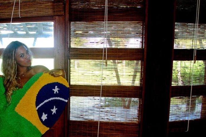 Beyoncé posa com um tapete estampado com a bandeira do Brasil