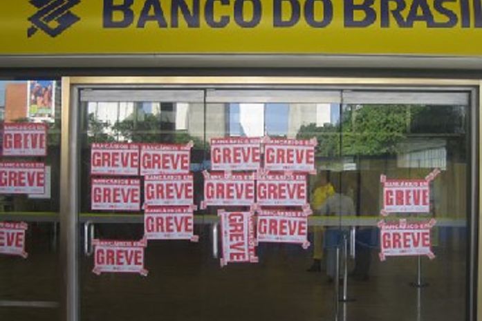 Agências estão fechadas e o atendimento aos clientes será só nos caixas eletrônicos