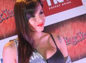 Sensual! Anitta curte show com sutiã à mostra  e deixa a ala masculina 'ba-bando'