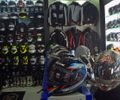 Capacete, airbag, macacão... precisa gastar para se equipar para moto?