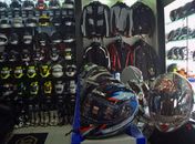 Capacete, airbag, macacão... precisa gastar para se equipar para moto?