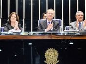 Renan entre os ministros Alexandre Padilha (Saúde) e Miriam Belchior (Planejamento)